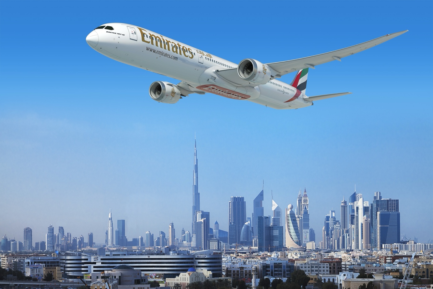 Emirates-vliegtuig boven de skyline van Dubai